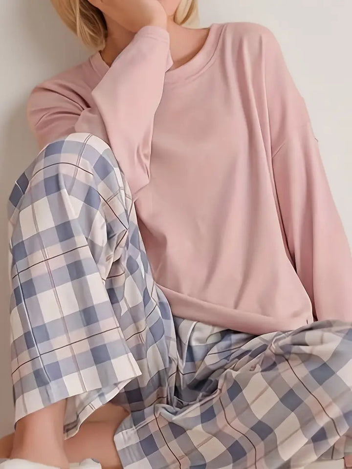 CozyPlaid - 2-Piece Women's Loungewear Set with Long Sleeve Top