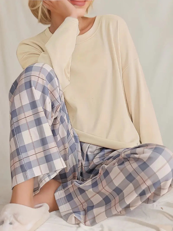 CozyPlaid - 2-Piece Women's Loungewear Set with Long Sleeve Top