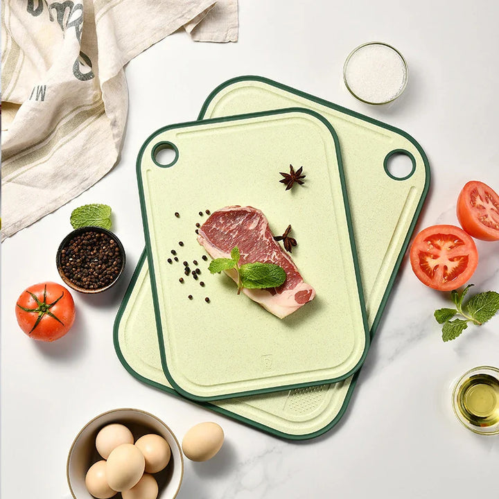 KitchenStraw | Multifunctional Cutting Board with Garlic Grater