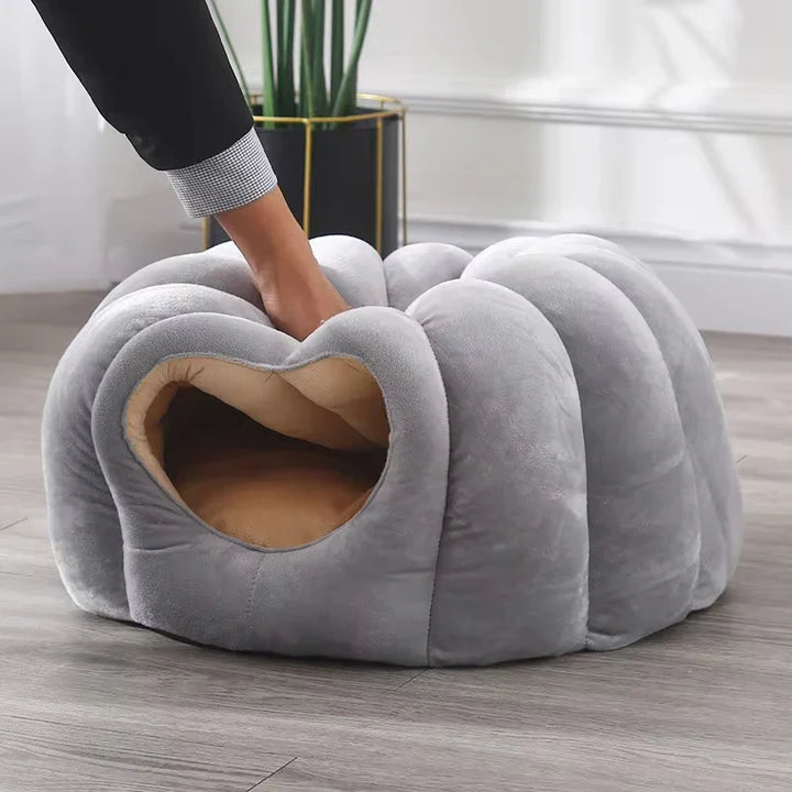 PumpkinPaws | Cozy Closed Cat Bed for Winter