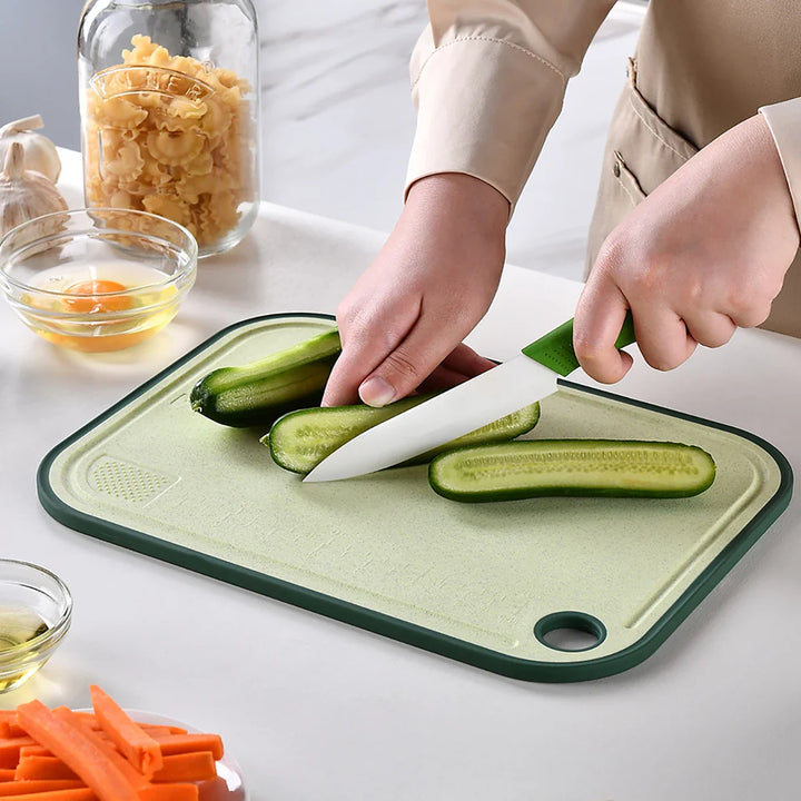 KitchenStraw | Multifunctional Cutting Board with Garlic Grater