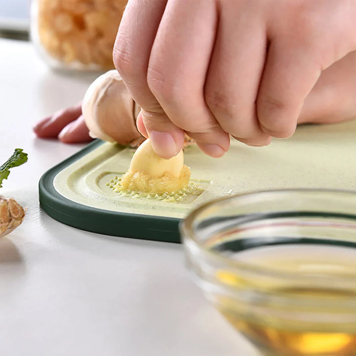 KitchenStraw | Multifunctional Cutting Board with Garlic Grater