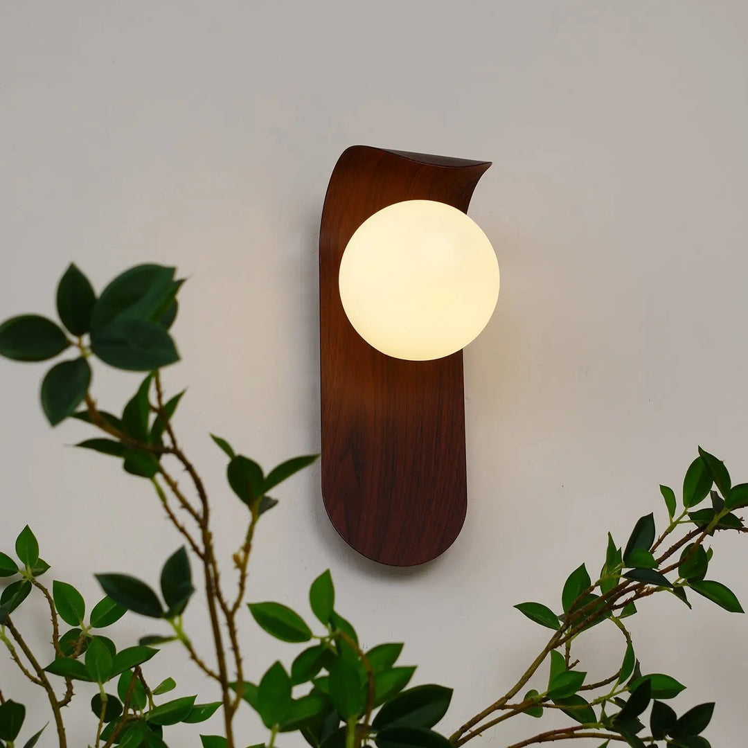 GlowForm – Wall Lamp with Golden Accent and Modern Contrast
