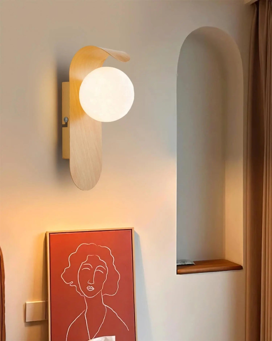 GlowForm – Wall Lamp with Golden Accent and Modern Contrast