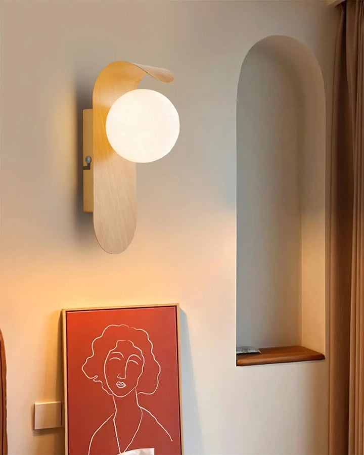 GlowForm – Wall Lamp with Golden Accent and Modern Contrast
