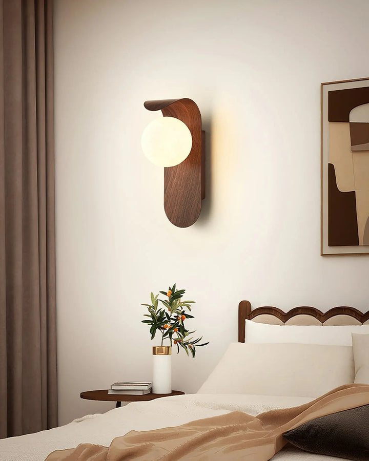 GlowForm – Wall Lamp with Golden Accent and Modern Contrast