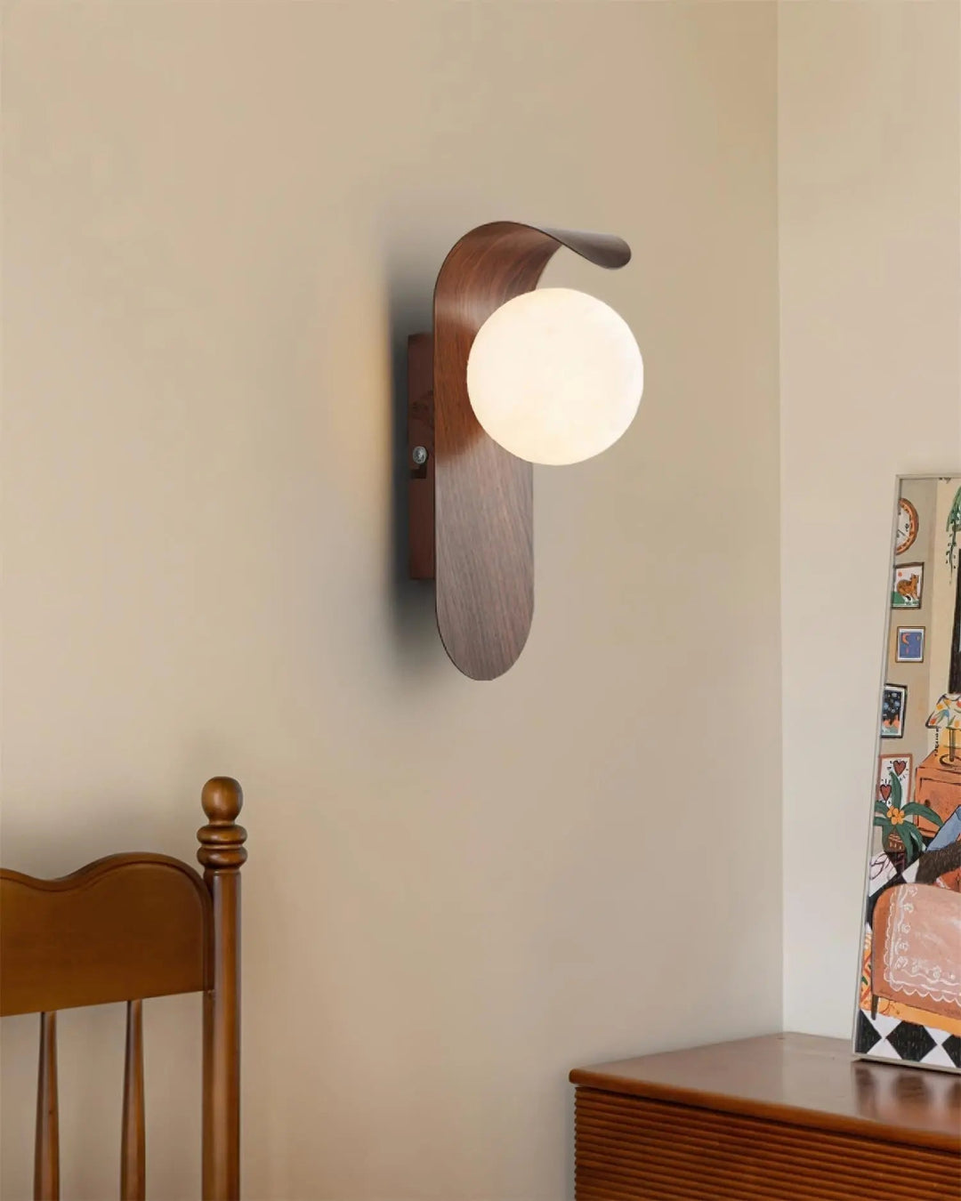 GlowForm – Wall Lamp with Golden Accent and Modern Contrast