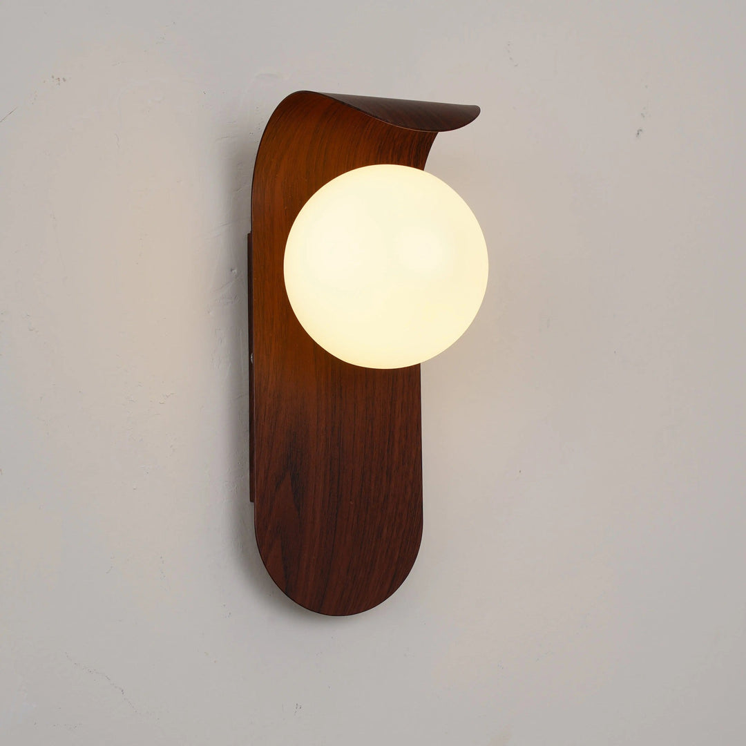 GlowForm – Wall Lamp with Golden Accent and Modern Contrast