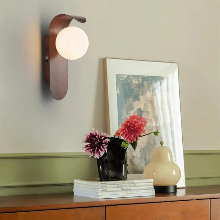 GlowForm – Wall Lamp with Golden Accent and Modern Contrast