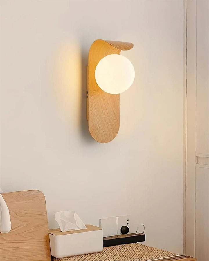 GlowForm – Wall Lamp with Golden Accent and Modern Contrast