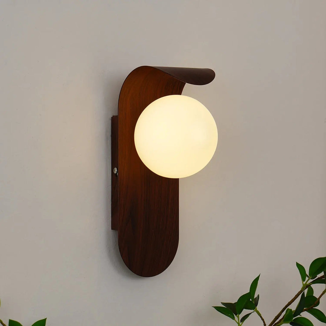 GlowForm – Wall Lamp with Golden Accent and Modern Contrast