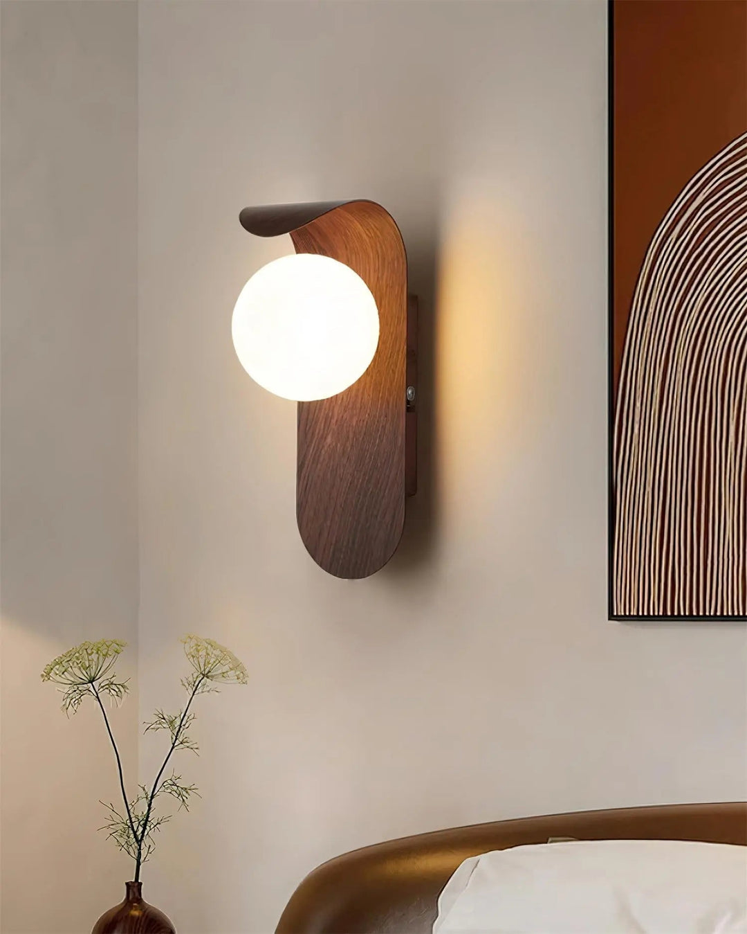 GlowForm – Wall Lamp with Golden Accent and Modern Contrast