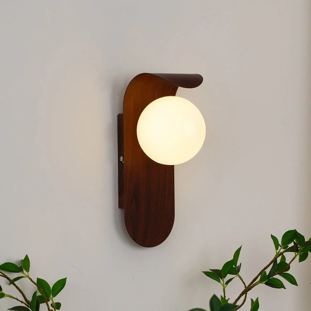 GlowForm – Wall Lamp with Golden Accent and Modern Contrast